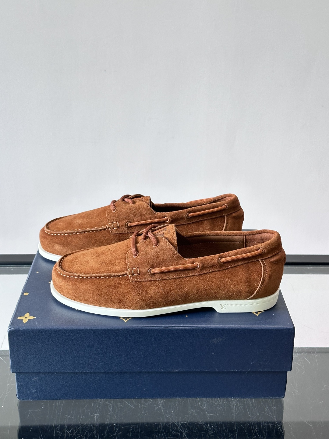 lv男士乐福鞋👞,选用进口麂皮,光泽感满满,搭配系带设计,低调又奢华✨。内里和垫脚都是进口牛皮,穿着超舒适,适合长时间行 lv男士乐福鞋👞,选用进口麂皮,光泽感满满,搭配系带设计,低调又奢华✨。内里和垫脚都是进口牛皮,穿着超舒适,适合长时间行