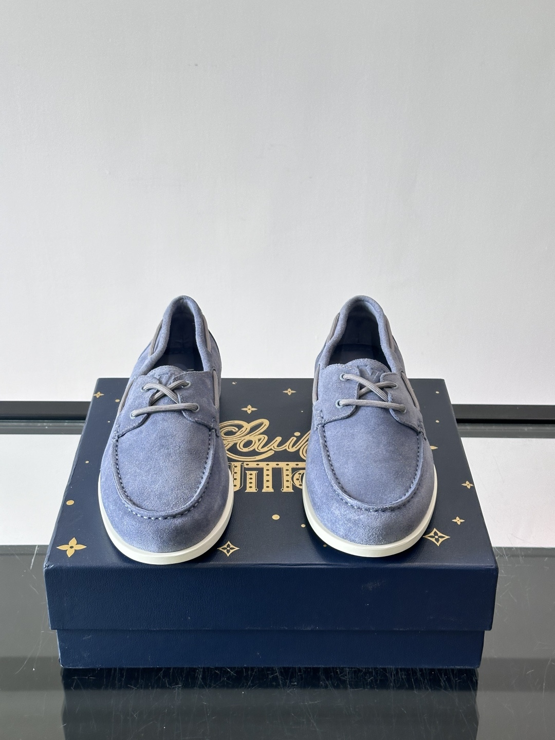 lv男士乐福鞋👞，选用进口麂皮，光泽感满满，搭配系带设计，低调又奢华✨。内里和垫脚都是进口牛皮，穿着超舒适，适合长时间行