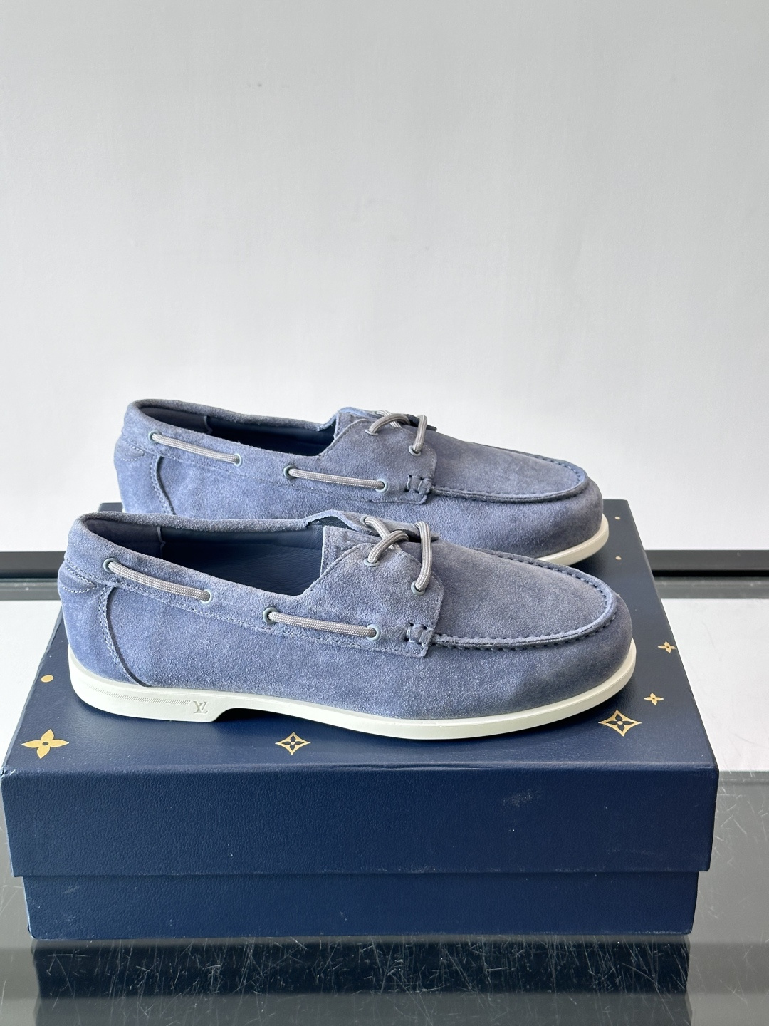 lv男士乐福鞋👞,选用进口麂皮,光泽感满满,搭配系带设计,低调又奢华✨。内里和垫脚都是进口牛皮,穿着超舒适,适合长时间行 lv男士乐福鞋👞,选用进口麂皮,光泽感满满,搭配系带设计,低调又奢华✨。内里和垫脚都是进口牛皮,穿着超舒适,适合长时间行