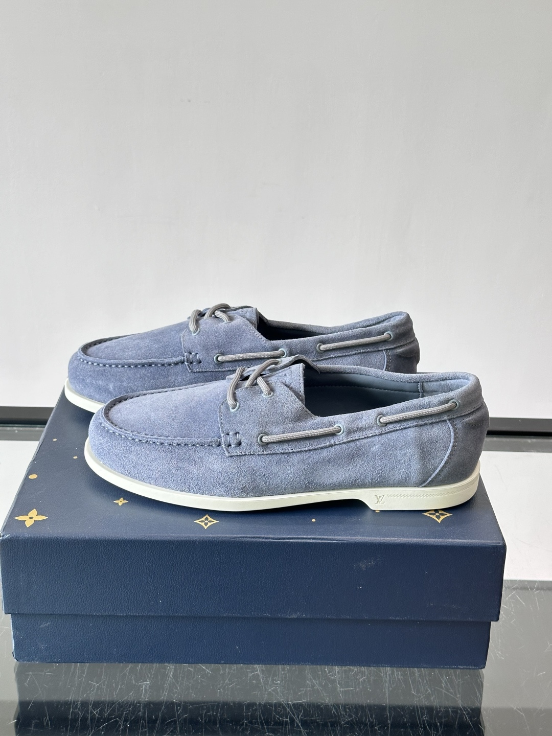 lv男士乐福鞋👞，选用进口麂皮，光泽感满满，搭配系带设计，低调又奢华✨。内里和垫脚都是进口牛皮，穿着超舒适，适合长时间行