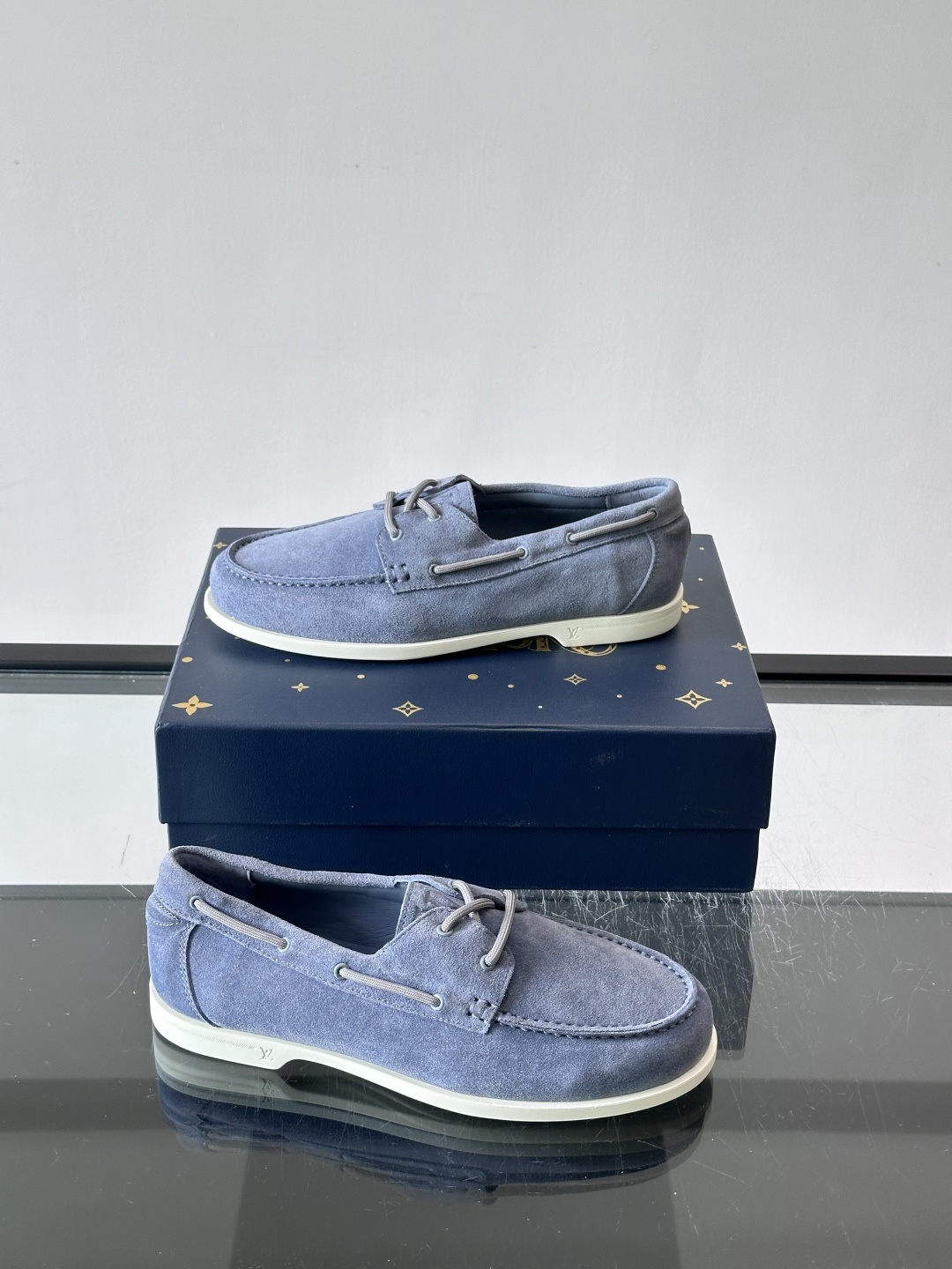 lv男士乐福鞋👞，选用进口麂皮，光泽感满满，搭配系带设计，低调又奢华✨。内里和垫脚都是进口牛皮，穿着超舒适，适合长时间行
