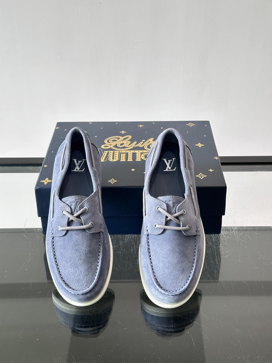 lv男士乐福鞋👞，选用进口麂皮，光泽感满满，搭配系带设计，低调又奢华✨。内里和垫脚都是进口牛皮，穿着超舒适，适合长时间行