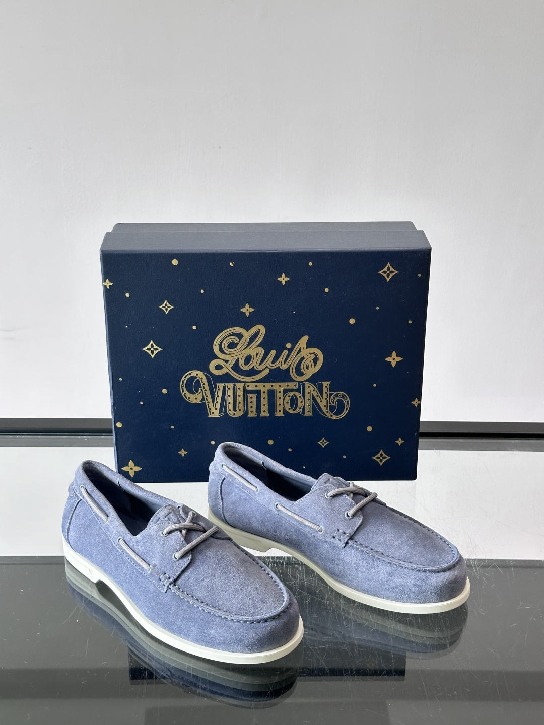 lv男士乐福鞋👞，选用进口麂皮，光泽感满满，搭配系带设计，低调又奢华✨。内里和垫脚都是进口牛皮，穿着超舒适，适合长时间行