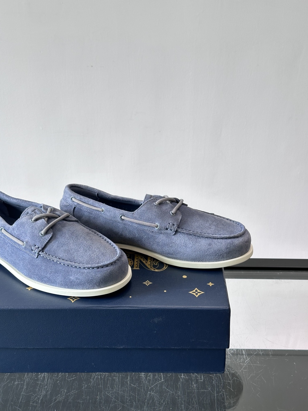 lv男士乐福鞋👞，选用进口麂皮，光泽感满满，搭配系带设计，低调又奢华✨。内里和垫脚都是进口牛皮，穿着超舒适，适合长时间行