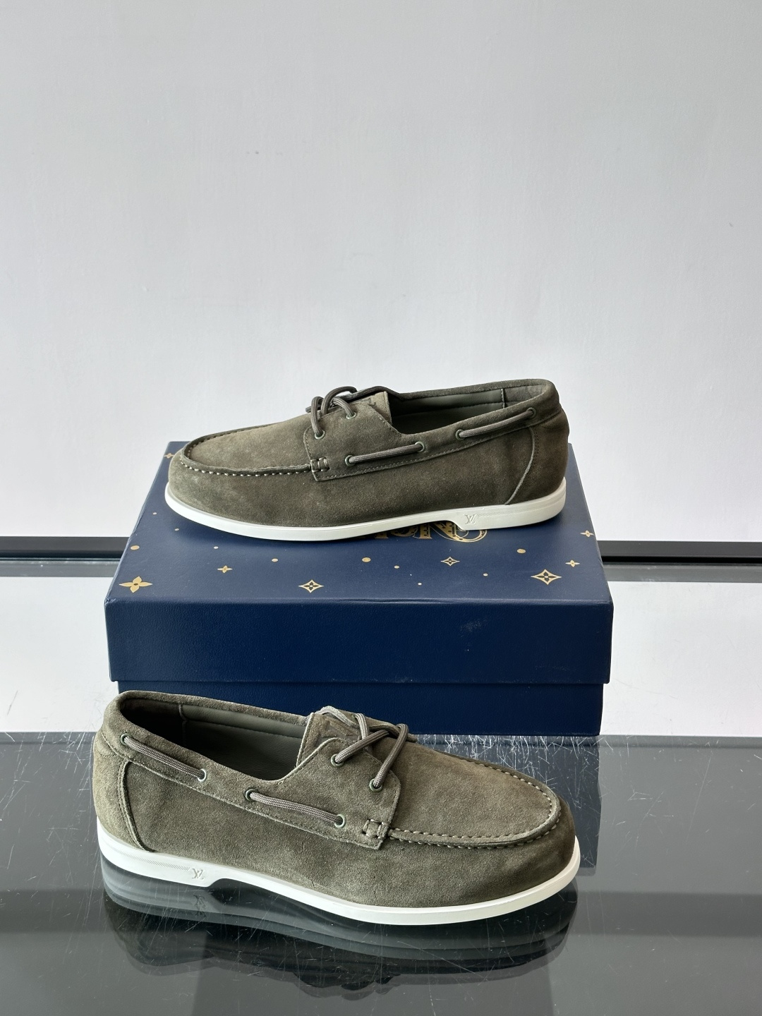 lv男士乐福鞋👞，选用进口麂皮，光泽感满满，搭配系带设计，低调又奢华✨。内里和垫脚都是进口牛皮，穿着超舒适，适合长时间行