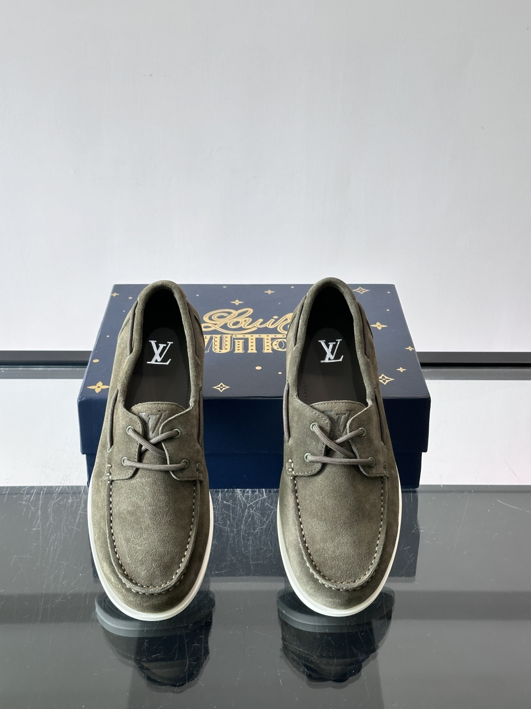lv男士乐福鞋👞，选用进口麂皮，光泽感满满，搭配系带设计，低调又奢华✨。内里和垫脚都是进口牛皮，穿着超舒适，适合长时间行