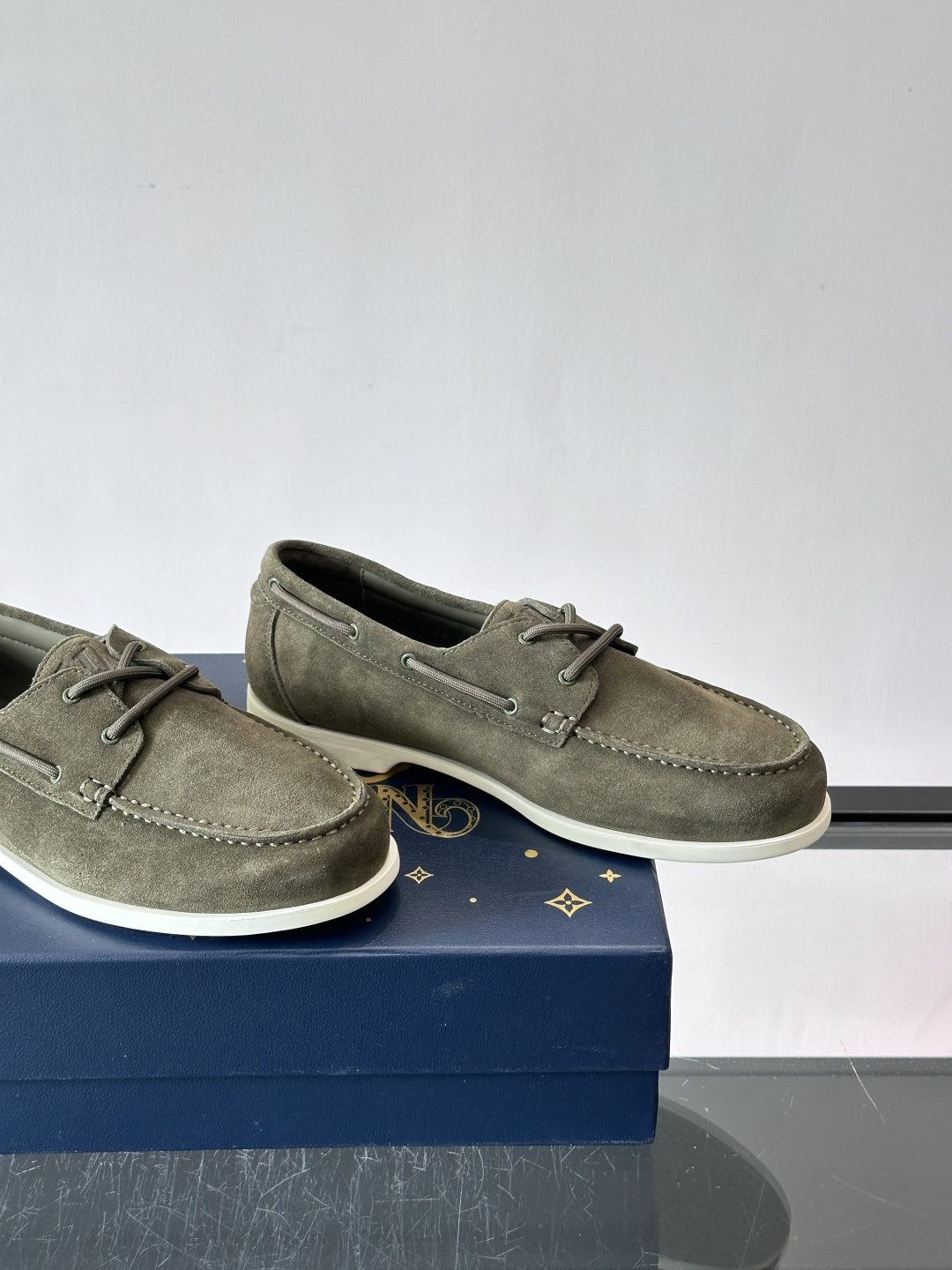 lv男士乐福鞋👞，选用进口麂皮，光泽感满满，搭配系带设计，低调又奢华✨。内里和垫脚都是进口牛皮，穿着超舒适，适合长时间行