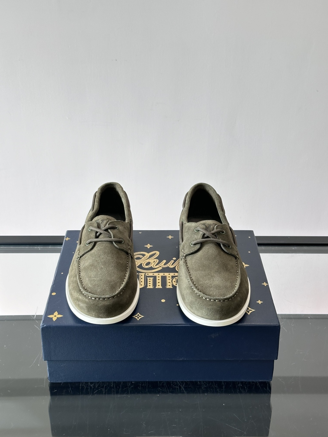 lv男士乐福鞋👞，选用进口麂皮，光泽感满满，搭配系带设计，低调又奢华✨。内里和垫脚都是进口牛皮，穿着超舒适，适合长时间行