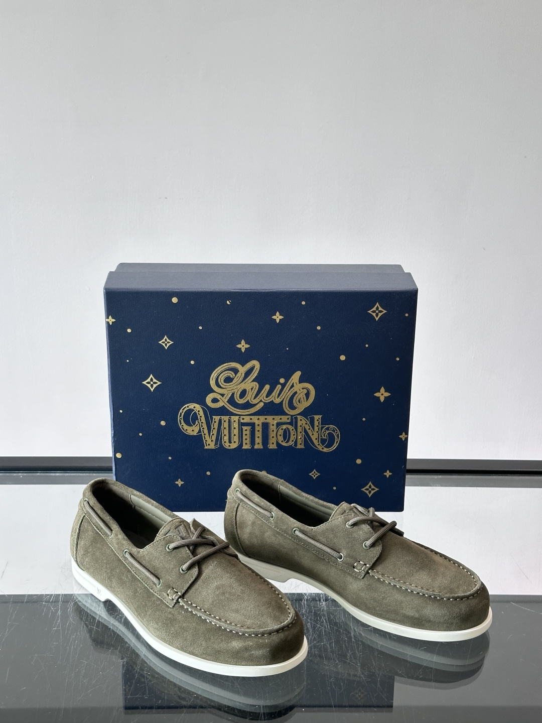 lv男士乐福鞋👞，选用进口麂皮，光泽感满满，搭配系带设计，低调又奢华✨。内里和垫脚都是进口牛皮，穿着超舒适，适合长时间行