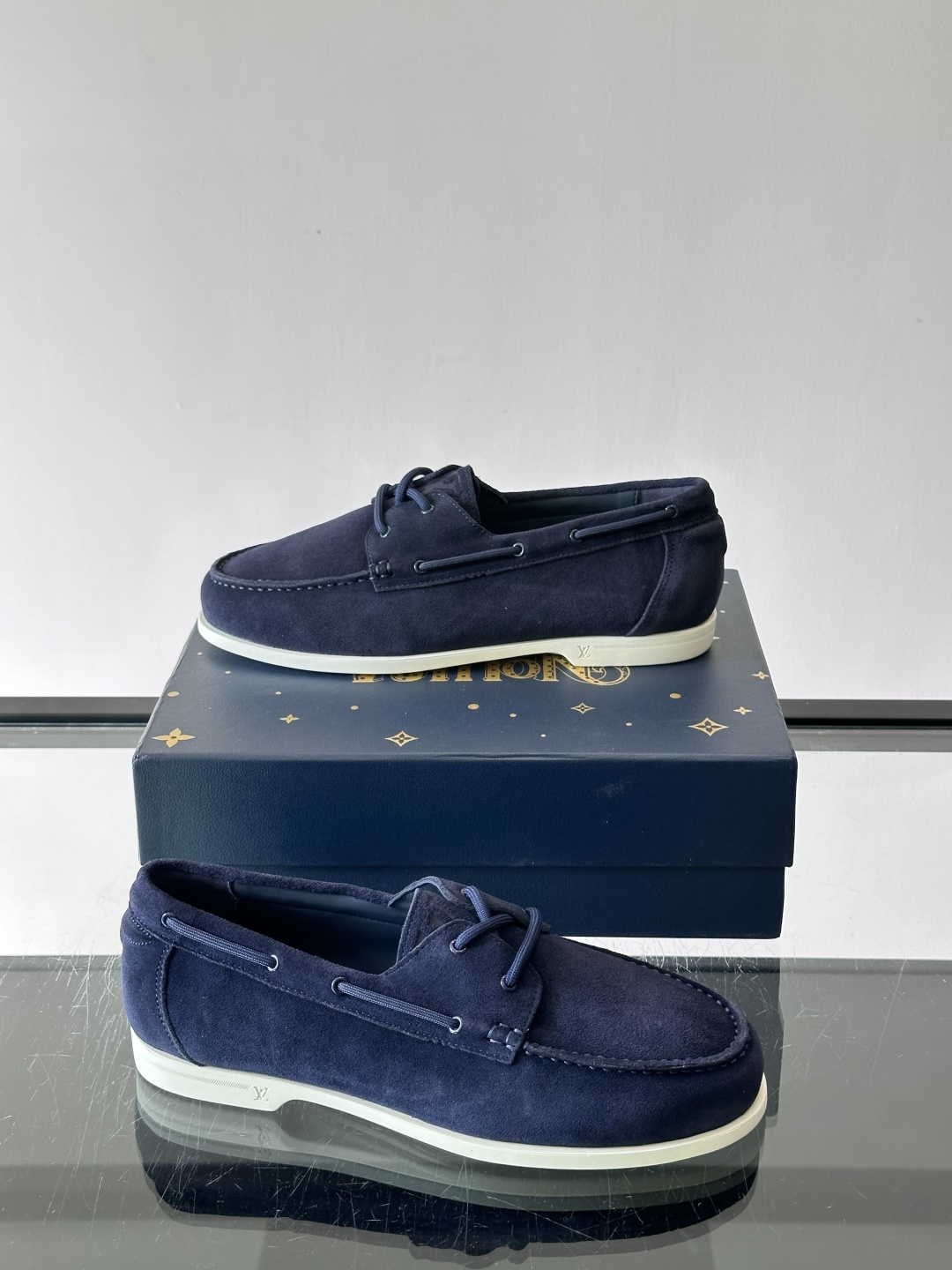 lv男士乐福鞋👞，选用进口麂皮，光泽感满满，搭配系带设计，低调又奢华✨。内里和垫脚都是进口牛皮，穿着超舒适，适合长时间行