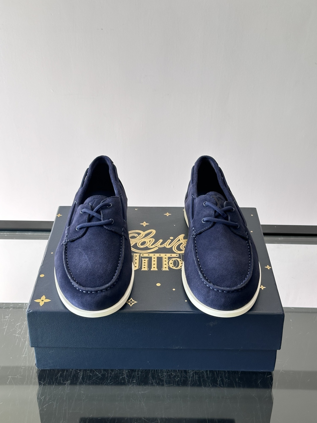 lv男士乐福鞋👞，选用进口麂皮，光泽感满满，搭配系带设计，低调又奢华✨。内里和垫脚都是进口牛皮，穿着超舒适，适合长时间行