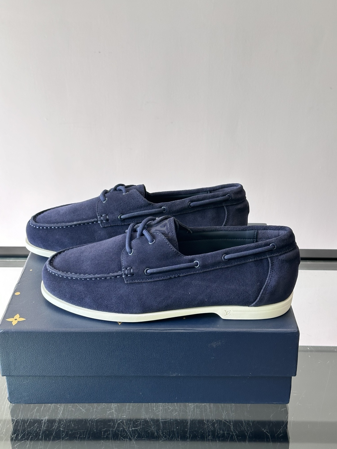 lv男士乐福鞋👞，选用进口麂皮，光泽感满满，搭配系带设计，低调又奢华✨。内里和垫脚都是进口牛皮，穿着超舒适，适合长时间行