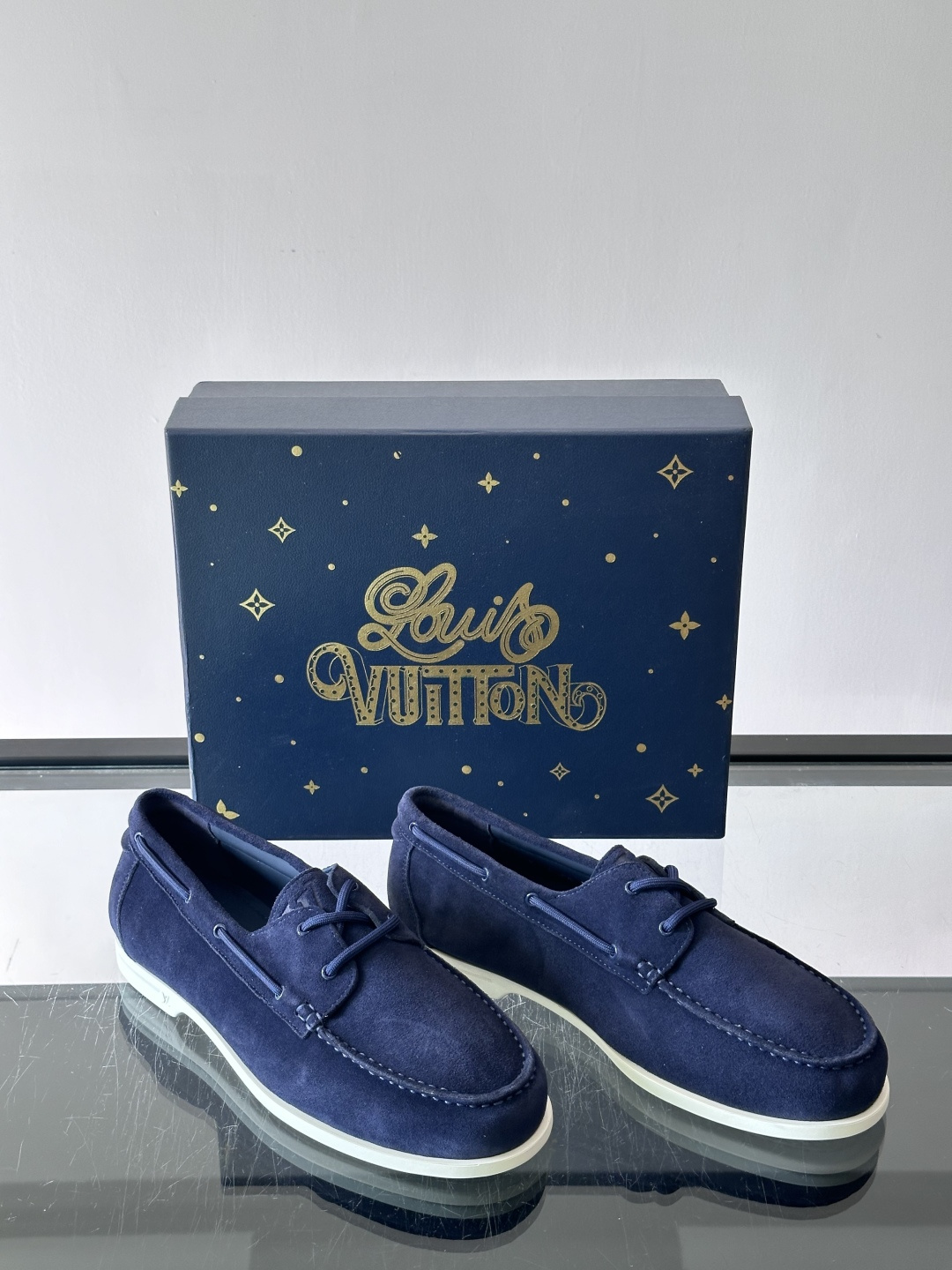 lv男士乐福鞋👞，选用进口麂皮，光泽感满满，搭配系带设计，低调又奢华✨。内里和垫脚都是进口牛皮，穿着超舒适，适合长时间行