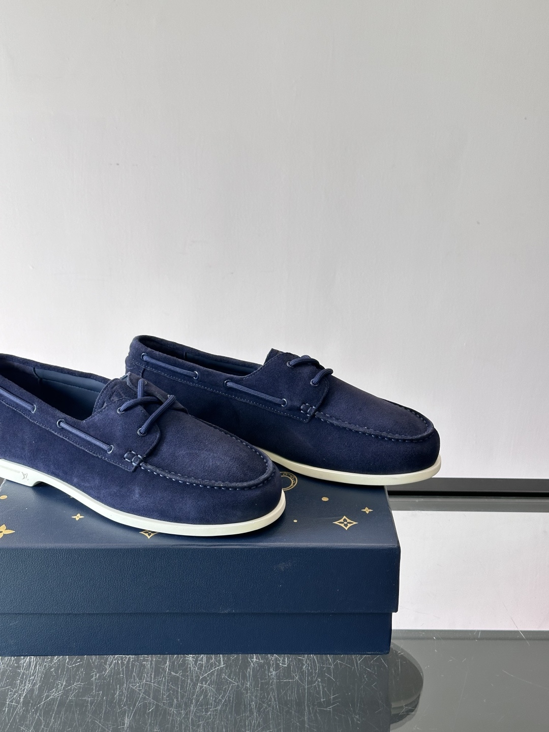 lv男士乐福鞋👞，选用进口麂皮，光泽感满满，搭配系带设计，低调又奢华✨。内里和垫脚都是进口牛皮，穿着超舒适，适合长时间行