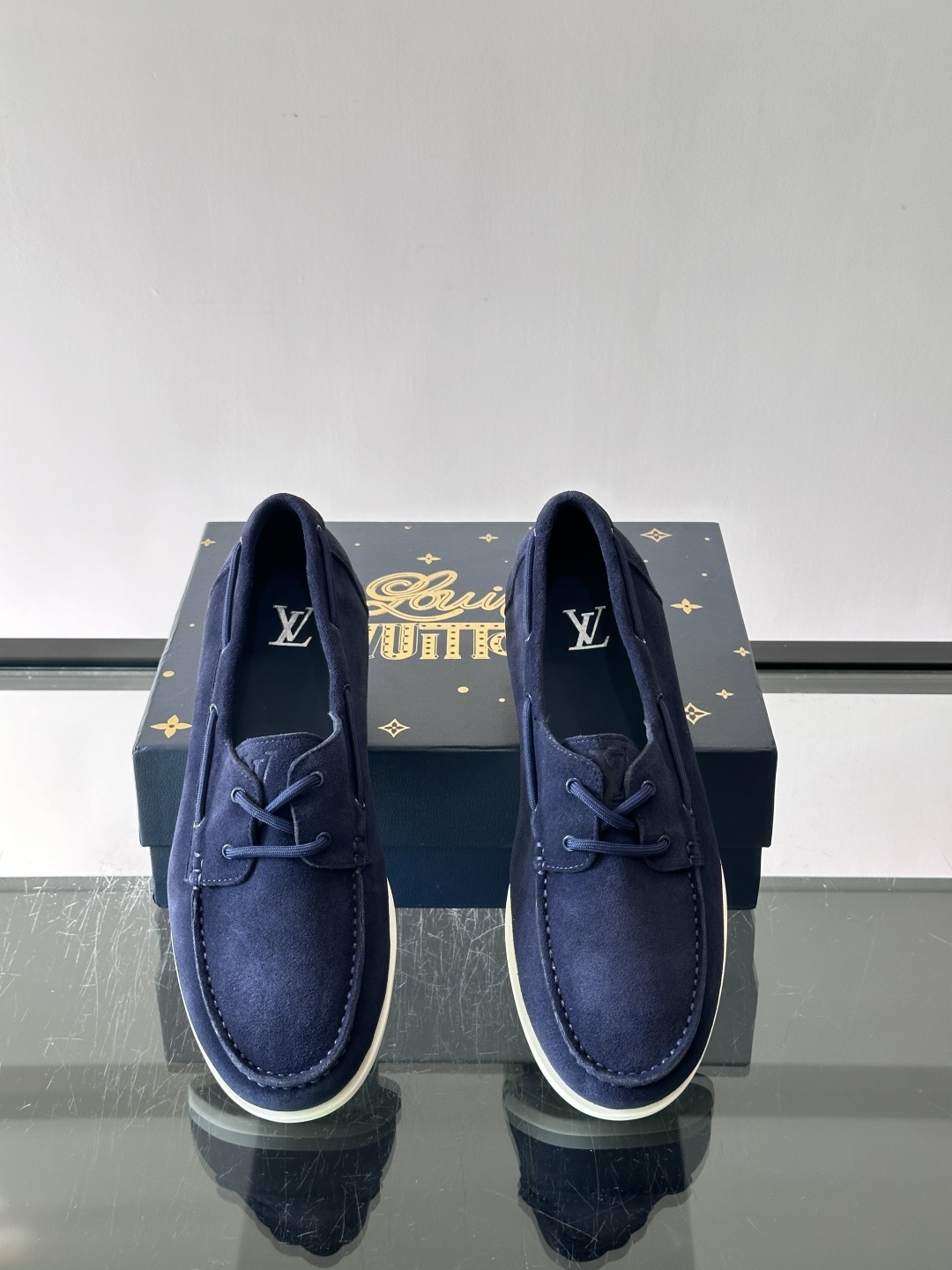 lv男士乐福鞋👞，选用进口麂皮，光泽感满满，搭配系带设计，低调又奢华✨。内里和垫脚都是进口牛皮，穿着超舒适，适合长时间行