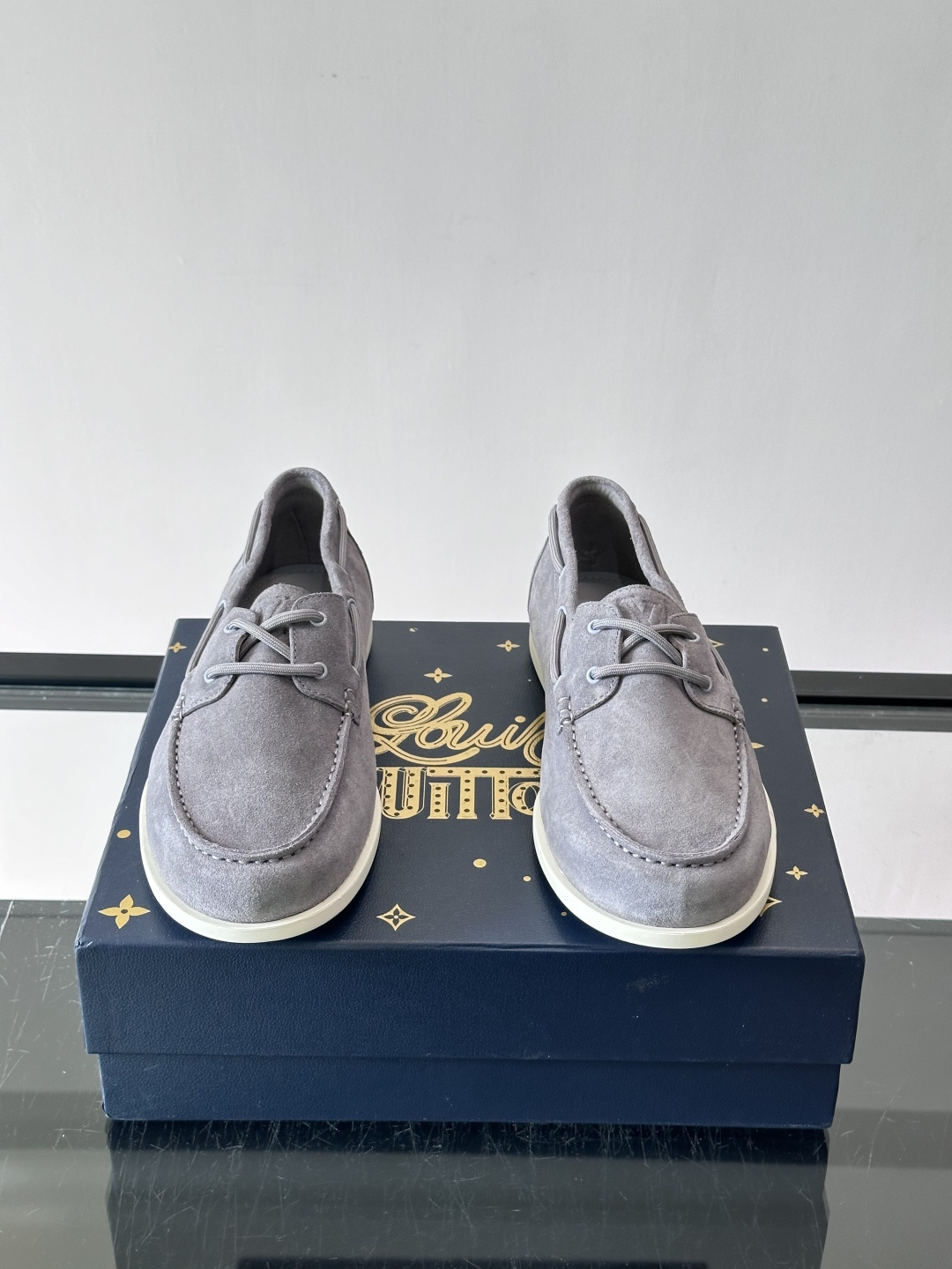 lv男士乐福鞋👞，选用进口麂皮，光泽感满满，搭配系带设计，低调又奢华✨。内里和垫脚都是进口牛皮，穿着超舒适，适合长时间行