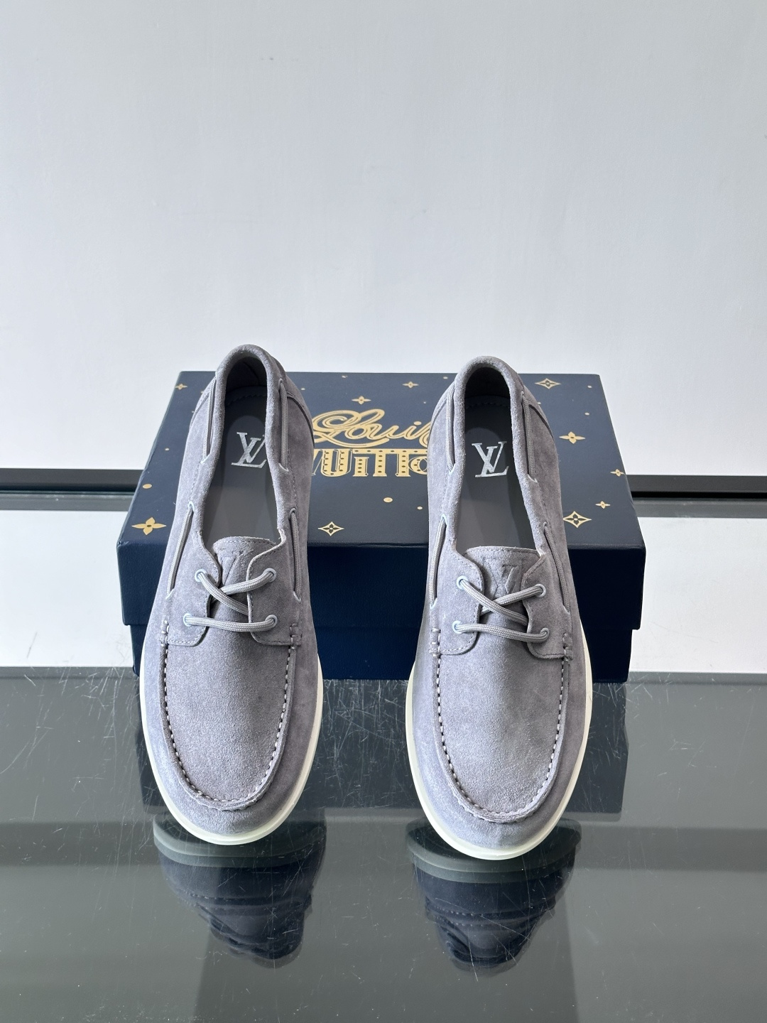 lv男士乐福鞋👞，选用进口麂皮，光泽感满满，搭配系带设计，低调又奢华✨。内里和垫脚都是进口牛皮，穿着超舒适，适合长时间行