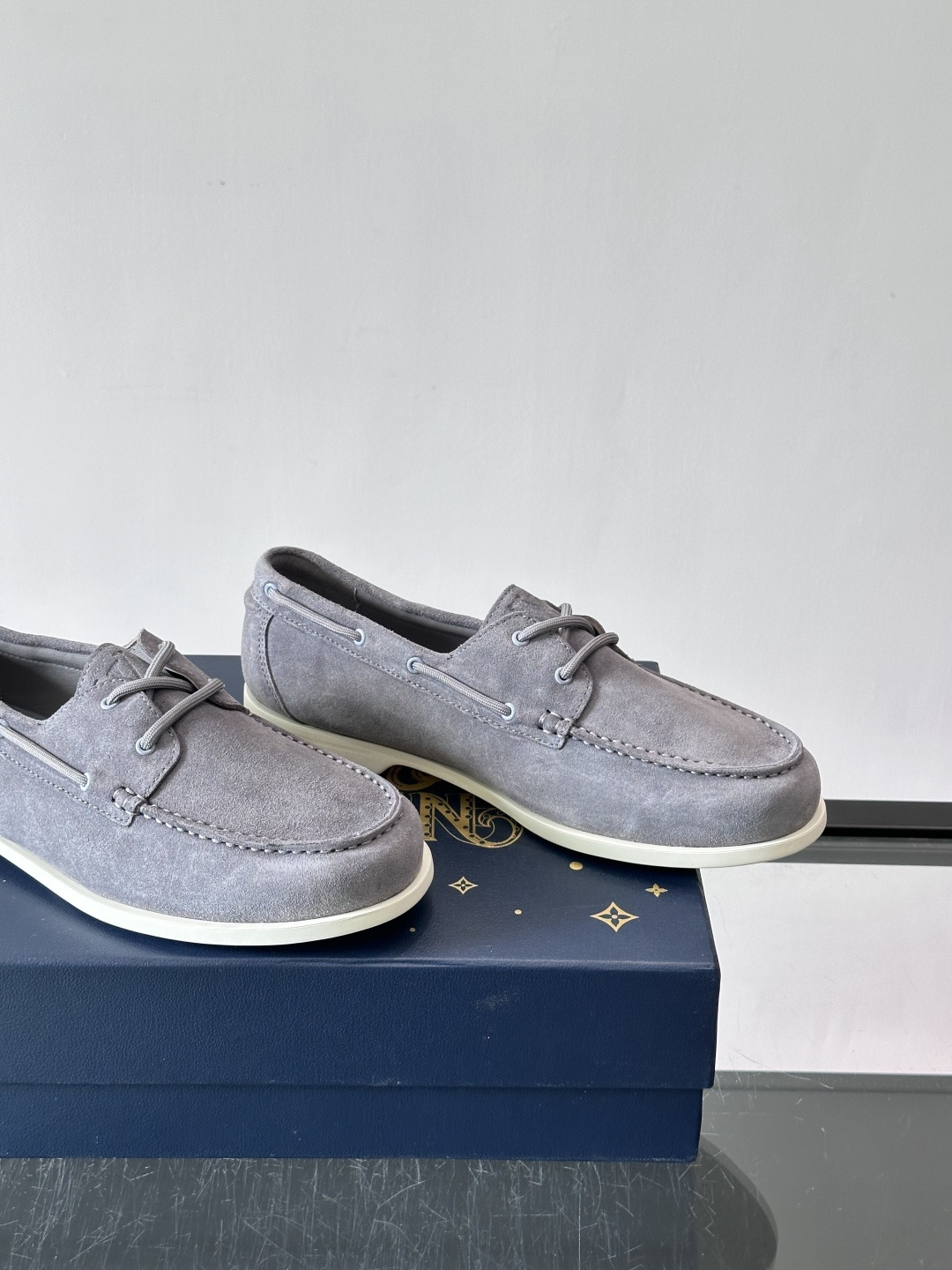 lv男士乐福鞋👞，选用进口麂皮，光泽感满满，搭配系带设计，低调又奢华✨。内里和垫脚都是进口牛皮，穿着超舒适，适合长时间行