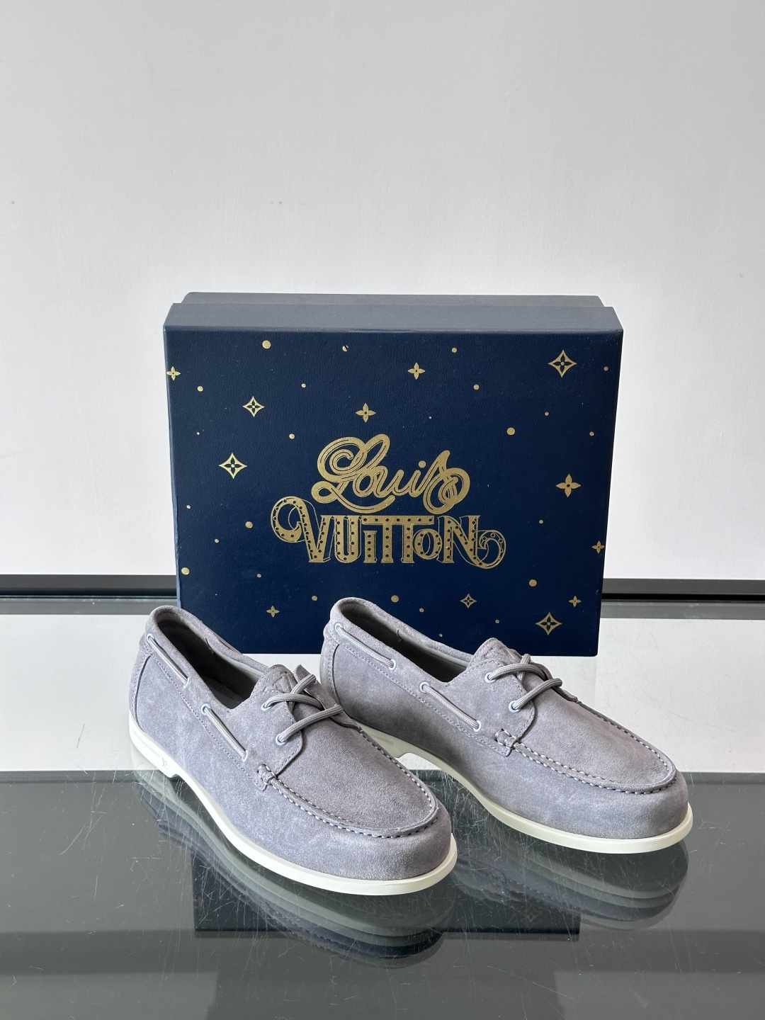 lv男士乐福鞋👞，选用进口麂皮，光泽感满满，搭配系带设计，低调又奢华✨。内里和垫脚都是进口牛皮，穿着超舒适，适合长时间行