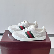 Gucci Screener系列女士运动鞋 Gucci Primavera系列通过融合创新与务实的愿景,确立了廓形、质地 Gucci Screener系列女士运动鞋 Gucci Primavera系列通过融合创新与务实的愿景,确立了廓形、质地