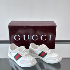 Gucci Screener系列女士运动鞋 Gucci Primavera系列通过融合创新与务实的愿景,确立了廓形、质地 Gucci Screener系列女士运动鞋 Gucci Primavera系列通过融合创新与务实的愿景,确立了廓形、质地