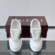 Gucci Screener系列女士运动鞋 Gucci Primavera系列通过融合创新与务实的愿景,确立了廓形、质地 Gucci Screener系列女士运动鞋 Gucci Primavera系列通过融合创新与务实的愿景,确立了廓形、质地