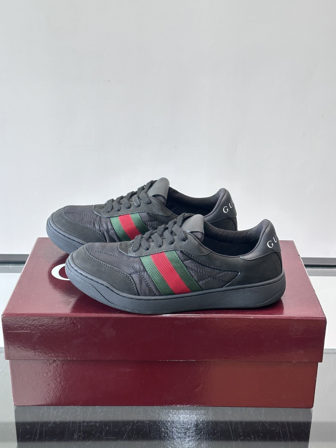 Gucci Screener系列女士运动鞋 Gucci Primavera系列通过融合创新与务实的愿景,确立了廓形、质地 Gucci Screener系列女士运动鞋 Gucci Primavera系列通过融合创新与务实的愿景,确立了廓形、质地