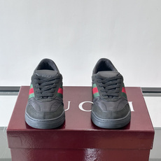 Gucci Screener系列女士运动鞋 Gucci Primavera系列通过融合创新与务实的愿景,确立了廓形、质地 Gucci Screener系列女士运动鞋 Gucci Primavera系列通过融合创新与务实的愿景,确立了廓形、质地