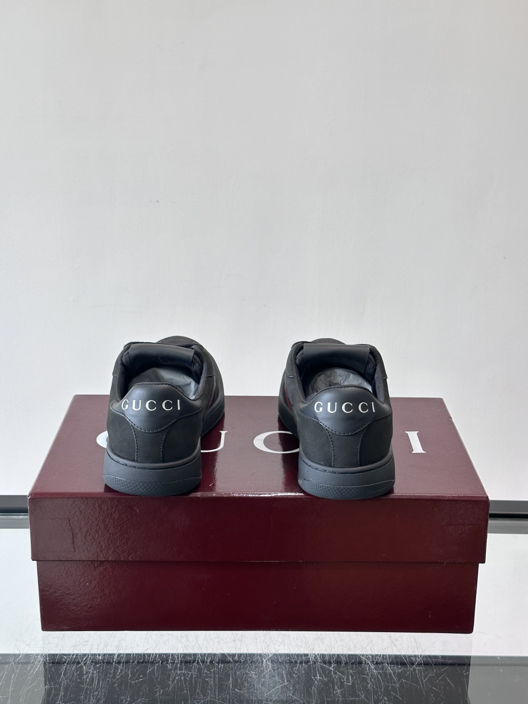 Gucci Screener系列女士运动鞋 Gucci Primavera系列通过融合创新与务实的愿景,确立了廓形、质地 Gucci Screener系列女士运动鞋 Gucci Primavera系列通过融合创新与务实的愿景,确立了廓形、质地