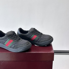 Gucci Screener系列女士运动鞋 Gucci Primavera系列通过融合创新与务实的愿景,确立了廓形、质地 Gucci Screener系列女士运动鞋 Gucci Primavera系列通过融合创新与务实的愿景,确立了廓形、质地