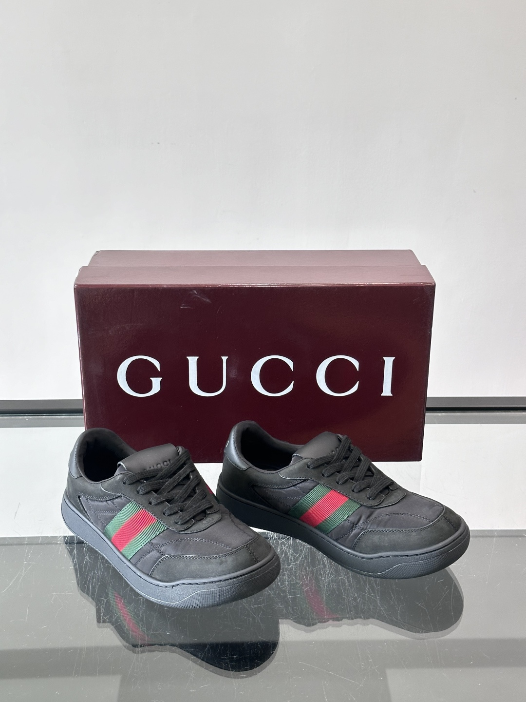 Gucci Screener系列女士运动鞋 Gucci Primavera系列通过融合创新与务实的愿景,确立了廓形、质地 Gucci Screener系列女士运动鞋 Gucci Primavera系列通过融合创新与务实的愿景,确立了廓形、质地