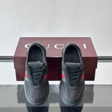Gucci Screener系列女士运动鞋 Gucci Primavera系列通过融合创新与务实的愿景,确立了廓形、质地 Gucci Screener系列女士运动鞋 Gucci Primavera系列通过融合创新与务实的愿景,确立了廓形、质地
