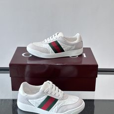 Gucci Screener系列女士运动鞋 Gucci Primavera系列通过融合创新与务实的愿景,确立了廓形、质地 Gucci Screener系列女士运动鞋 Gucci Primavera系列通过融合创新与务实的愿景,确立了廓形、质地