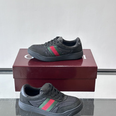 Gucci Screener系列女士运动鞋 Gucci Primavera系列通过融合创新与务实的愿景,确立了廓形、质地 Gucci Screener系列女士运动鞋 Gucci Primavera系列通过融合创新与务实的愿景,确立了廓形、质地