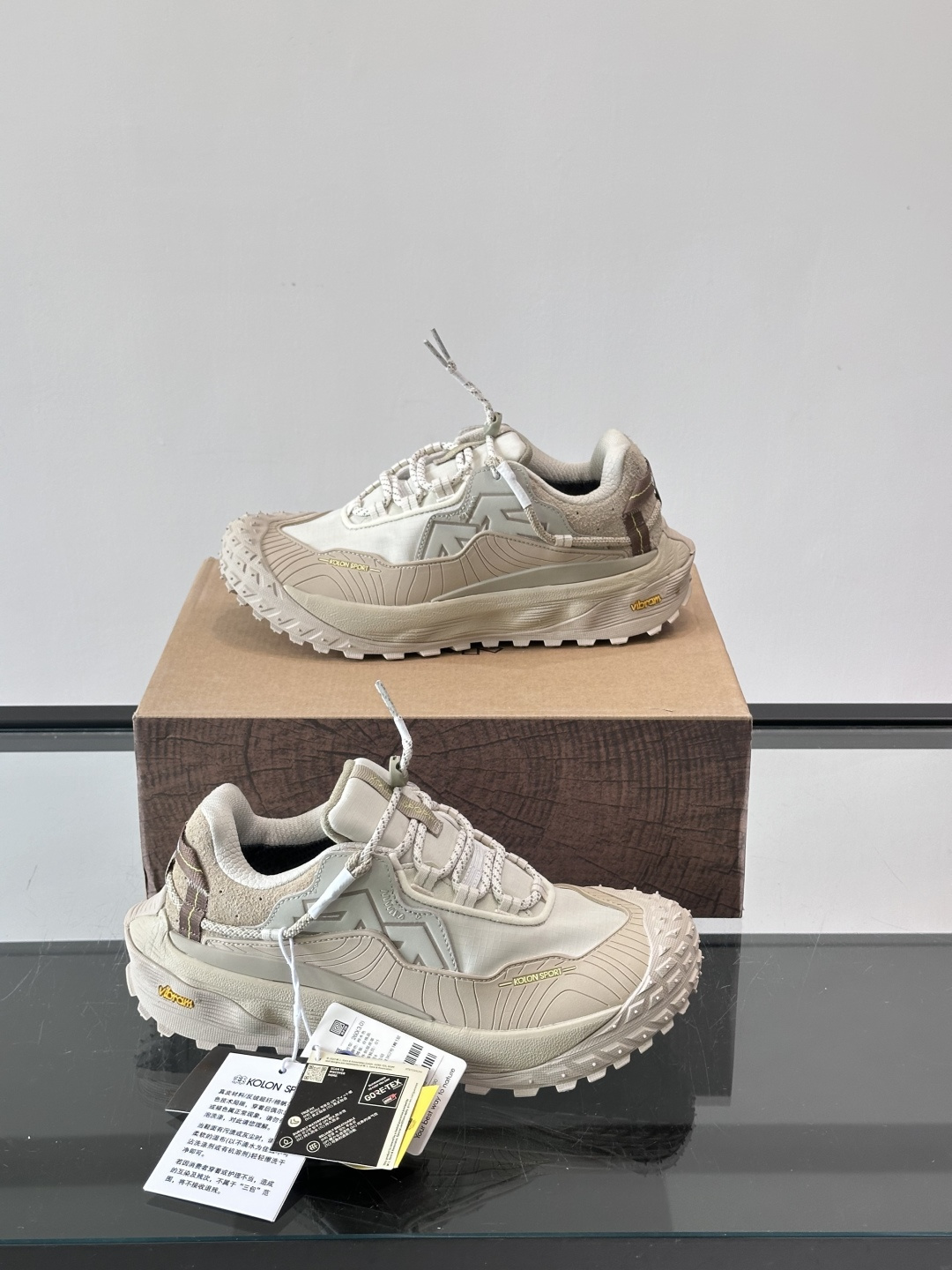 ​​Kolon SPort​​ 可隆户外鞋，科技布➕防滑厚底款，​​GORE-TEX​​ 防水透气膜。 GORE-TEX