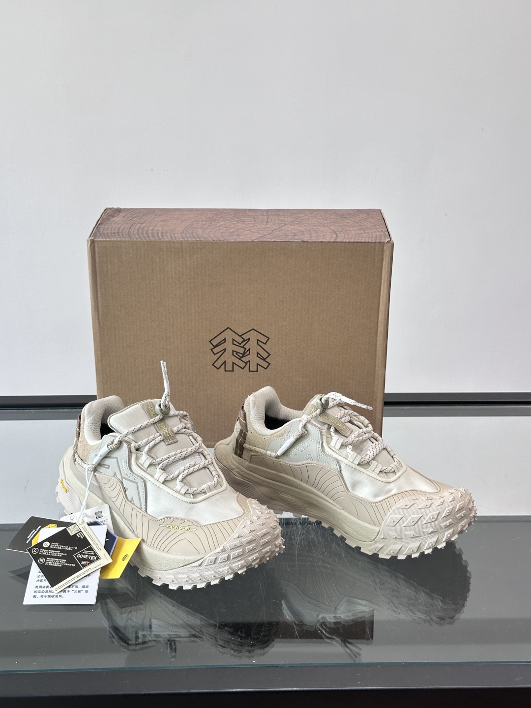 ​​Kolon SPort​​ 可隆户外鞋，科技布➕防滑厚底款，​​GORE-TEX​​ 防水透气膜。 GORE-TEX