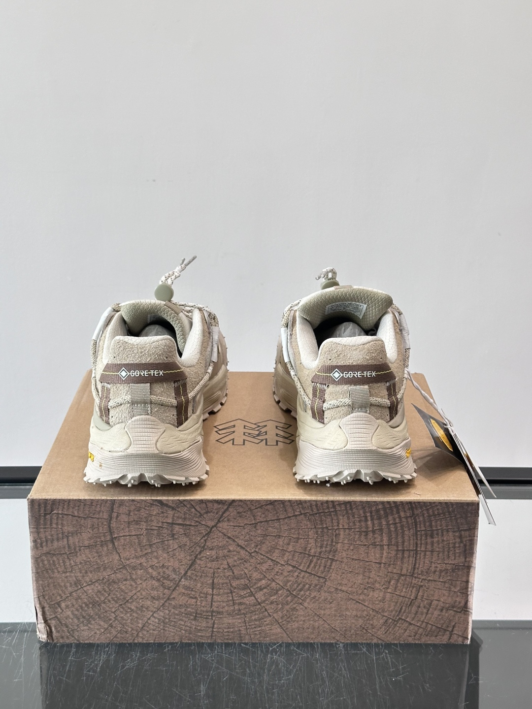 ​​Kolon SPort​​ 可隆户外鞋，科技布➕防滑厚底款，​​GORE-TEX​​ 防水透气膜。 GORE-TEX