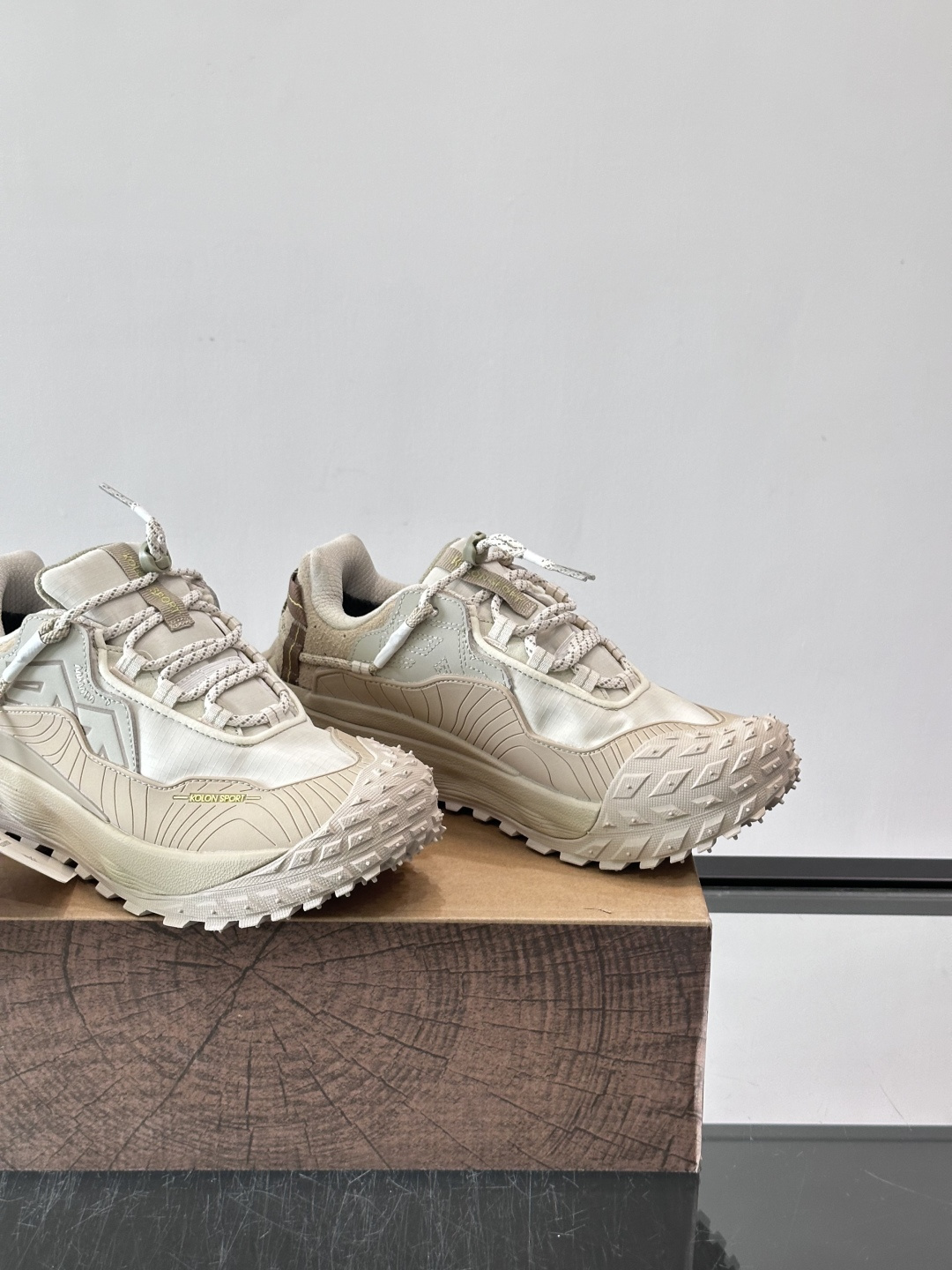 ​​Kolon SPort​​ 可隆户外鞋，科技布➕防滑厚底款，​​GORE-TEX​​ 防水透气膜。 GORE-TEX