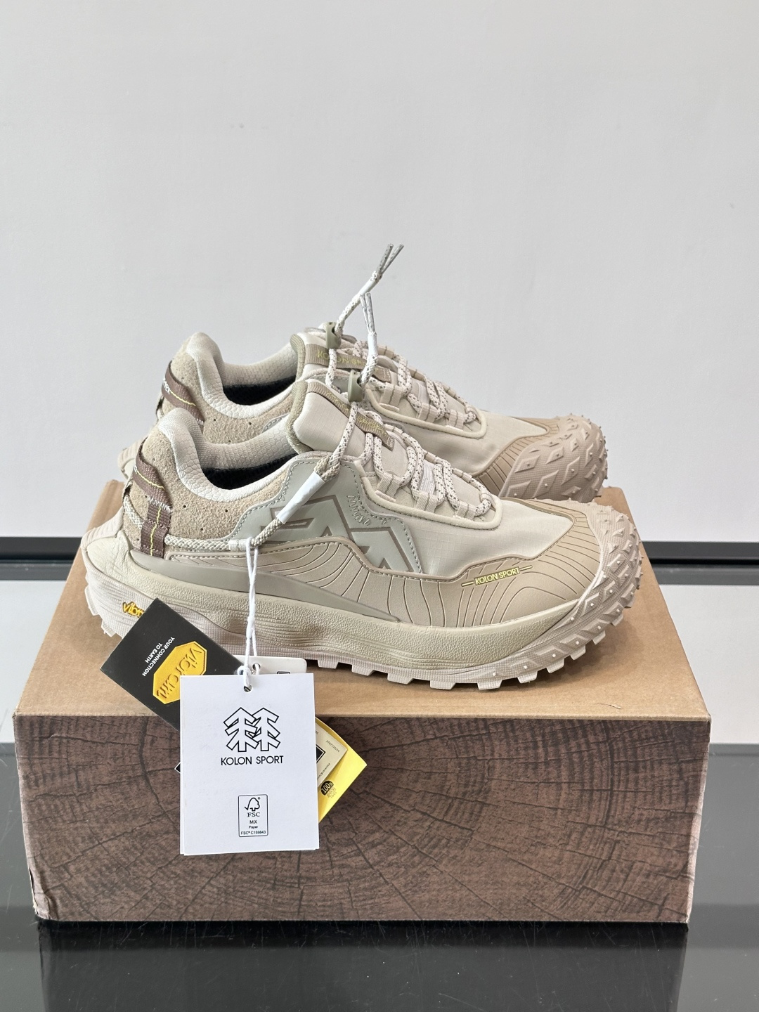 ​​Kolon SPort​​ 可隆户外鞋，科技布➕防滑厚底款，​​GORE-TEX​​ 防水透气膜。 GORE-TEX