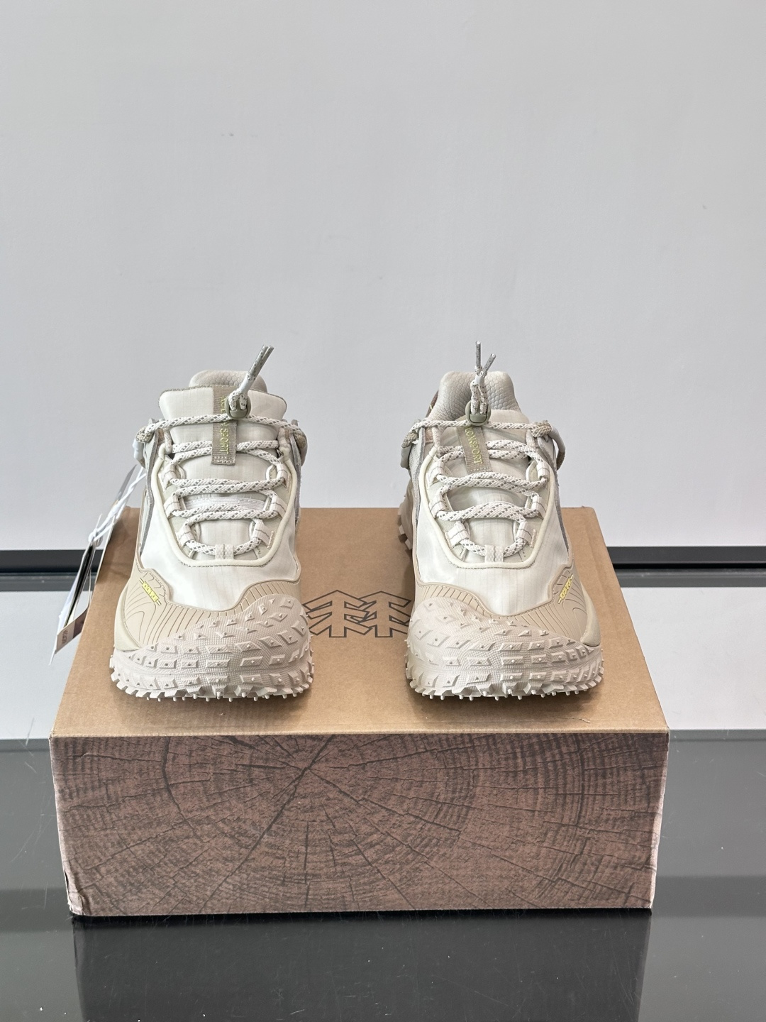 ​​Kolon SPort​​ 可隆户外鞋，科技布➕防滑厚底款，​​GORE-TEX​​ 防水透气膜。 GORE-TEX