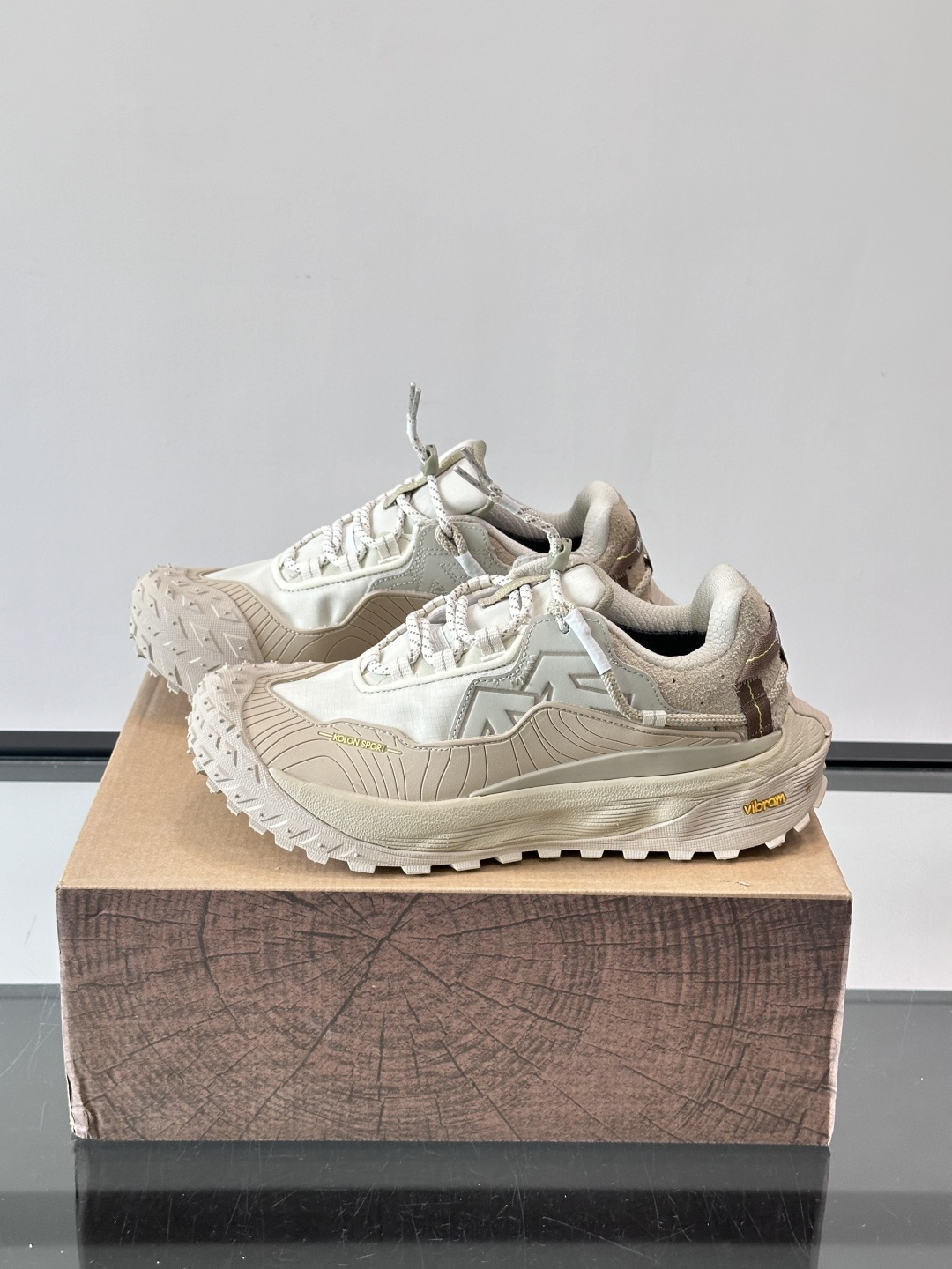​​Kolon SPort​​ 可隆户外鞋，科技布➕防滑厚底款，​​GORE-TEX​​ 防水透气膜。 GORE-TEX