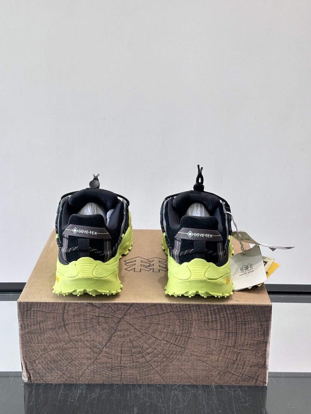 ​​Kolon SPort​​ 可隆户外鞋，科技布➕防滑厚底款，​​GORE-TEX​​ 防水透气膜。 GORE-TEX