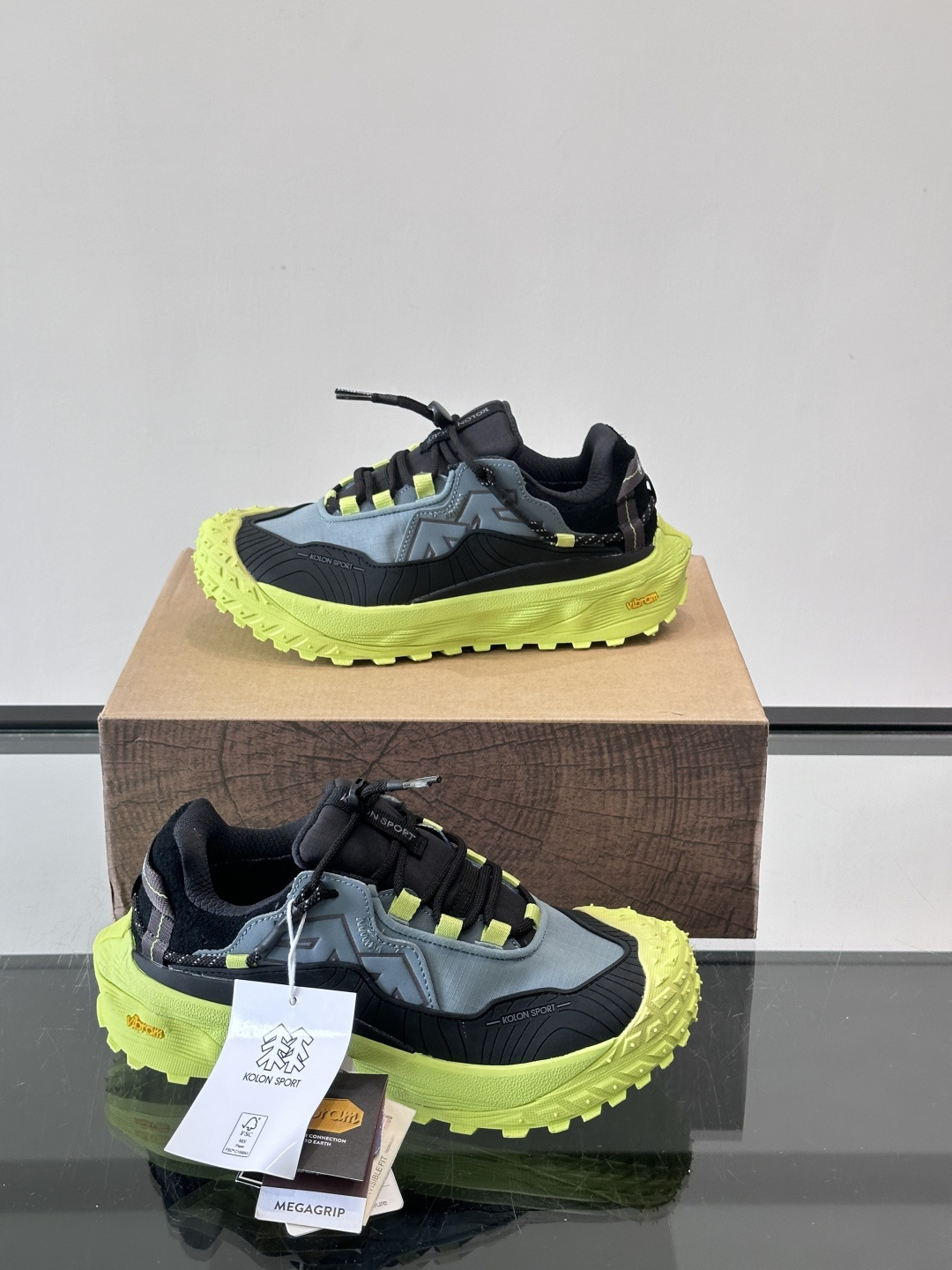 ​​Kolon SPort​​ 可隆户外鞋，科技布➕防滑厚底款，​​GORE-TEX​​ 防水透气膜。 GORE-TEX