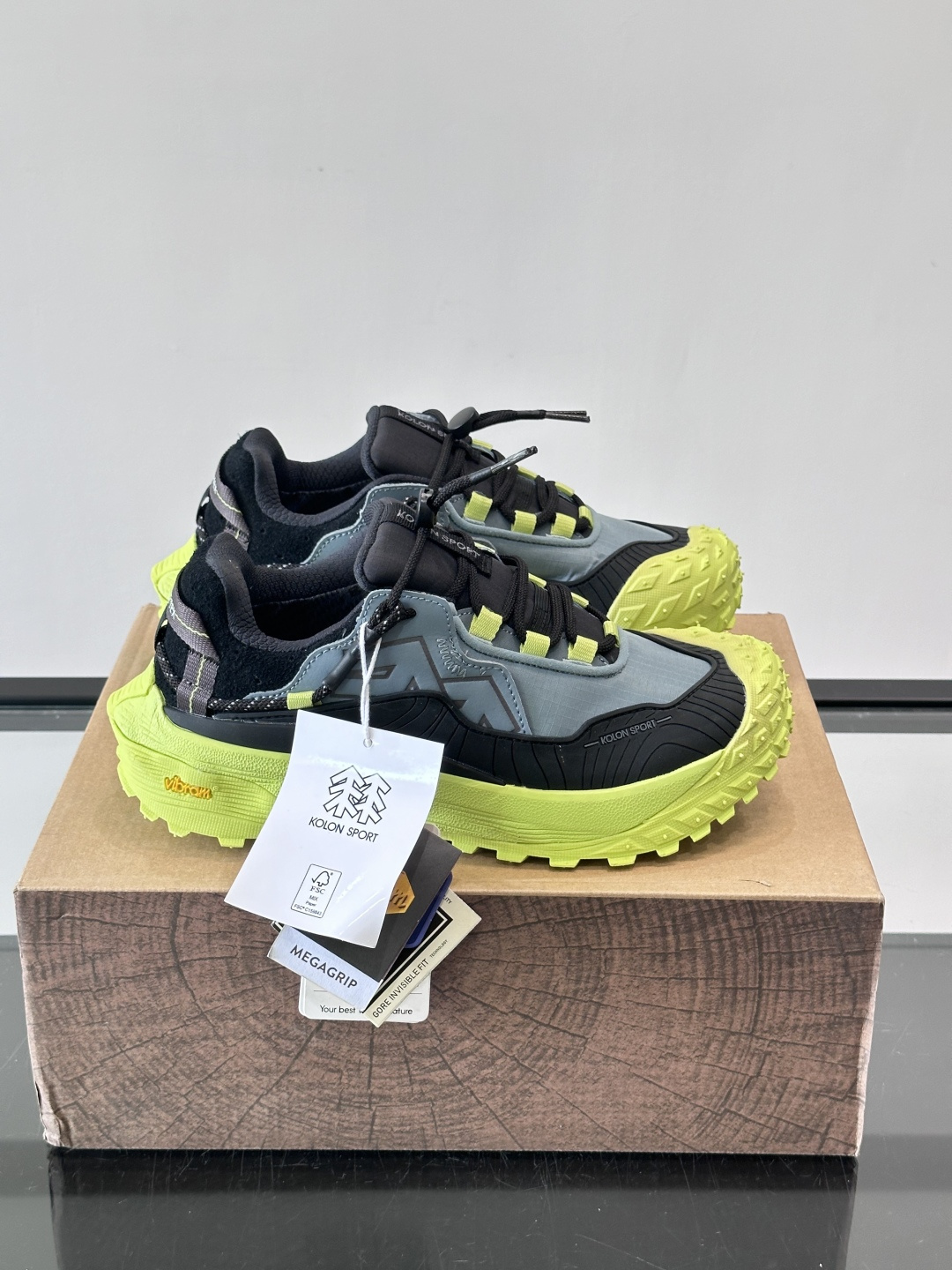 ​​Kolon SPort​​ 可隆户外鞋，科技布➕防滑厚底款，​​GORE-TEX​​ 防水透气膜。 GORE-TEX