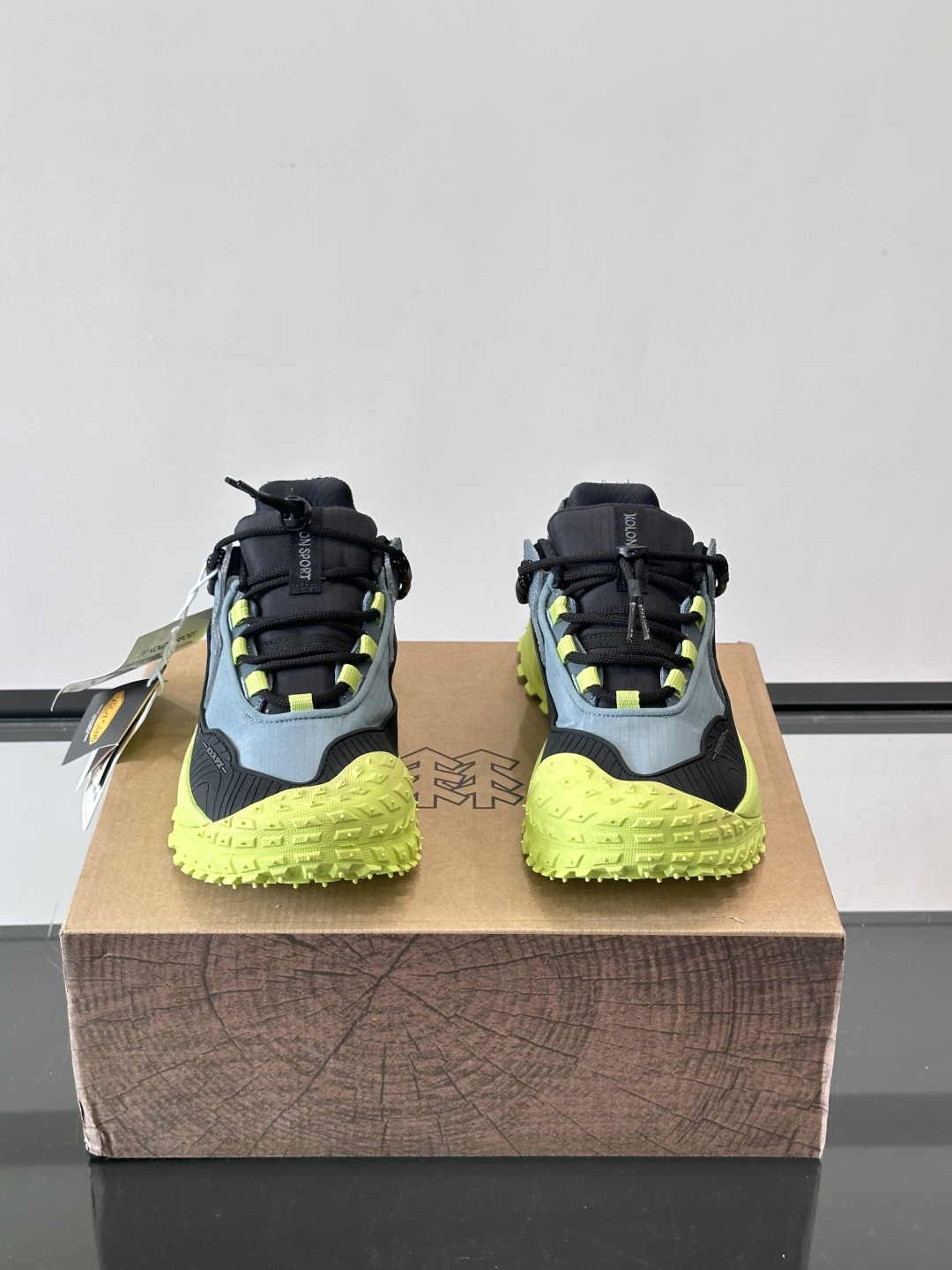 ​​Kolon SPort​​ 可隆户外鞋，科技布➕防滑厚底款，​​GORE-TEX​​ 防水透气膜。 GORE-TEX