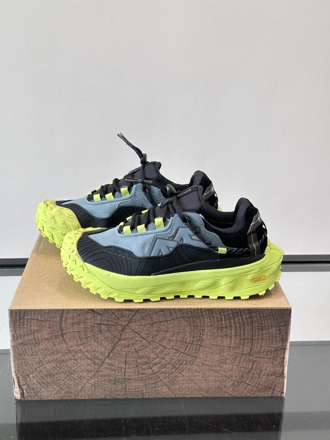 ​​Kolon SPort​​ 可隆户外鞋，科技布➕防滑厚底款，​​GORE-TEX​​ 防水透气膜。 GORE-TEX