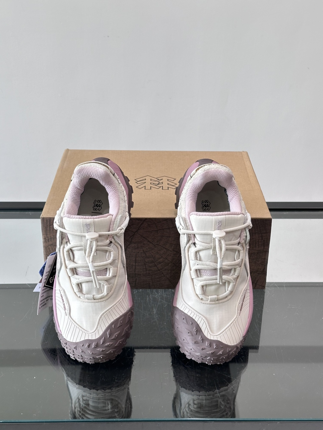 ​​Kolon SPort​​ 可隆户外鞋，科技布➕防滑厚底款，​​GORE-TEX​​ 防水透气膜。 GORE-TEX
