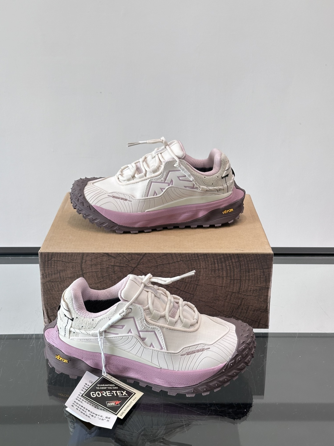​​Kolon SPort​​ 可隆户外鞋，科技布➕防滑厚底款，​​GORE-TEX​​ 防水透气膜。 GORE-TEX