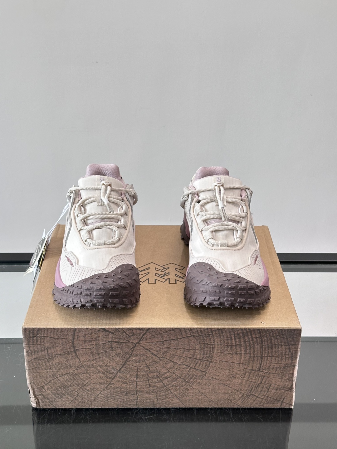 ​​Kolon SPort​​ 可隆户外鞋，科技布➕防滑厚底款，​​GORE-TEX​​ 防水透气膜。 GORE-TEX