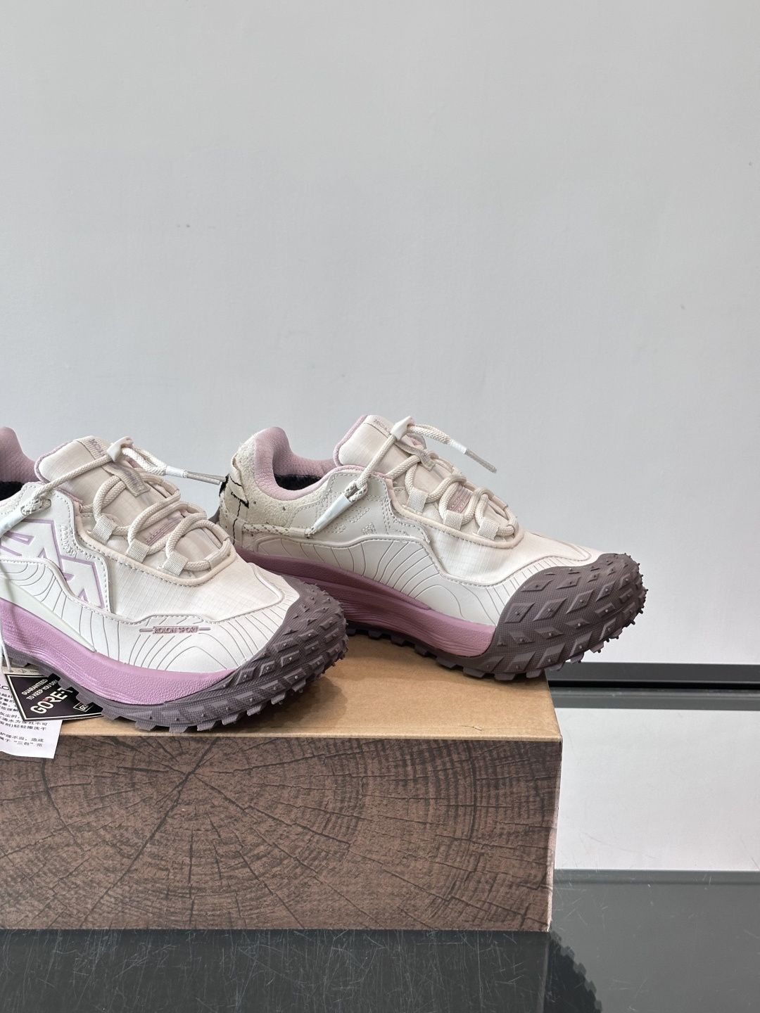 ​​Kolon SPort​​ 可隆户外鞋，科技布➕防滑厚底款，​​GORE-TEX​​ 防水透气膜。 GORE-TEX
